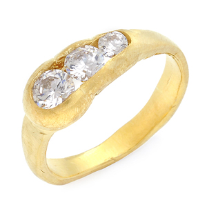  3 stone round brilliant diamond ring set in yellow gold